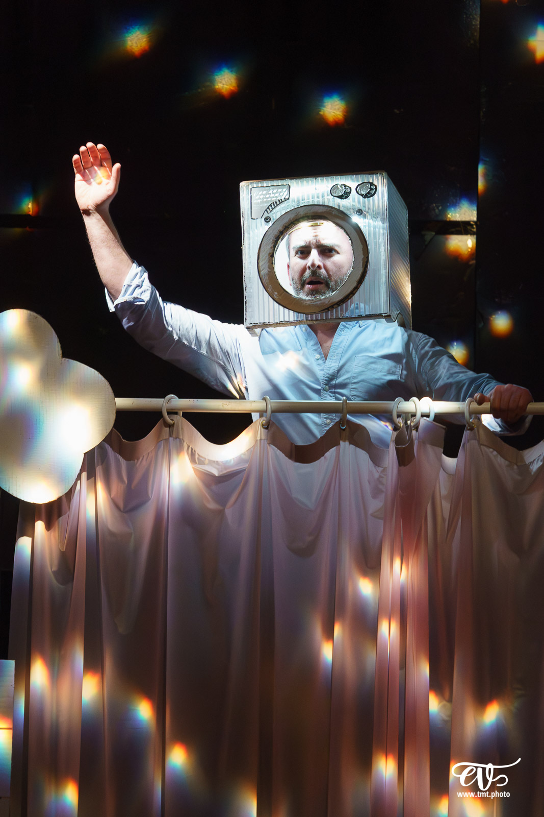 TMTPHOTO DERRIERE LE HUBLOT SE CACHE PARFOIS DU LINGE (LES FILLES DE SIMONE) 028